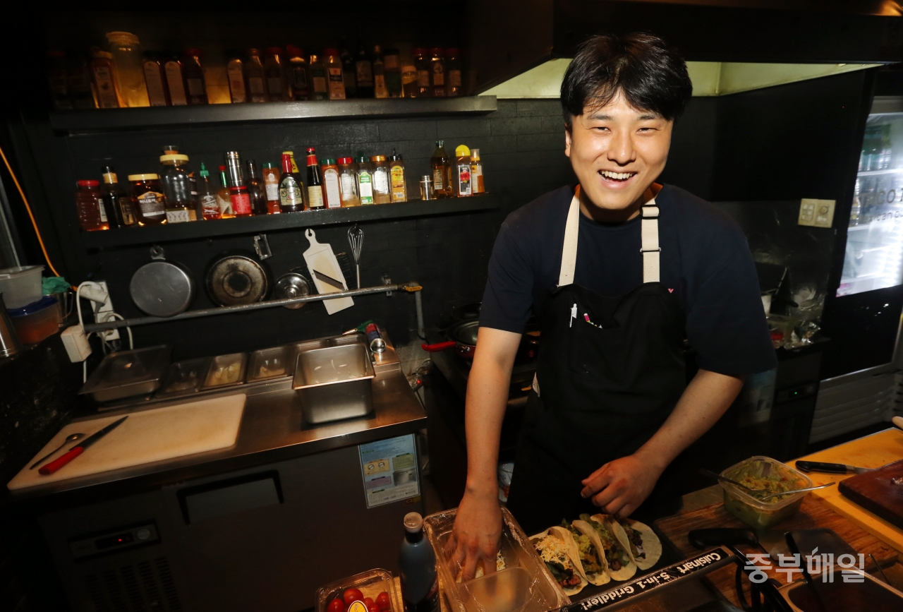 '이전삼기' 곽상현 TACO15 대표가 가게 대표메뉴인 타코를 만들며 환한 미소를 짓고 있다./신동빈