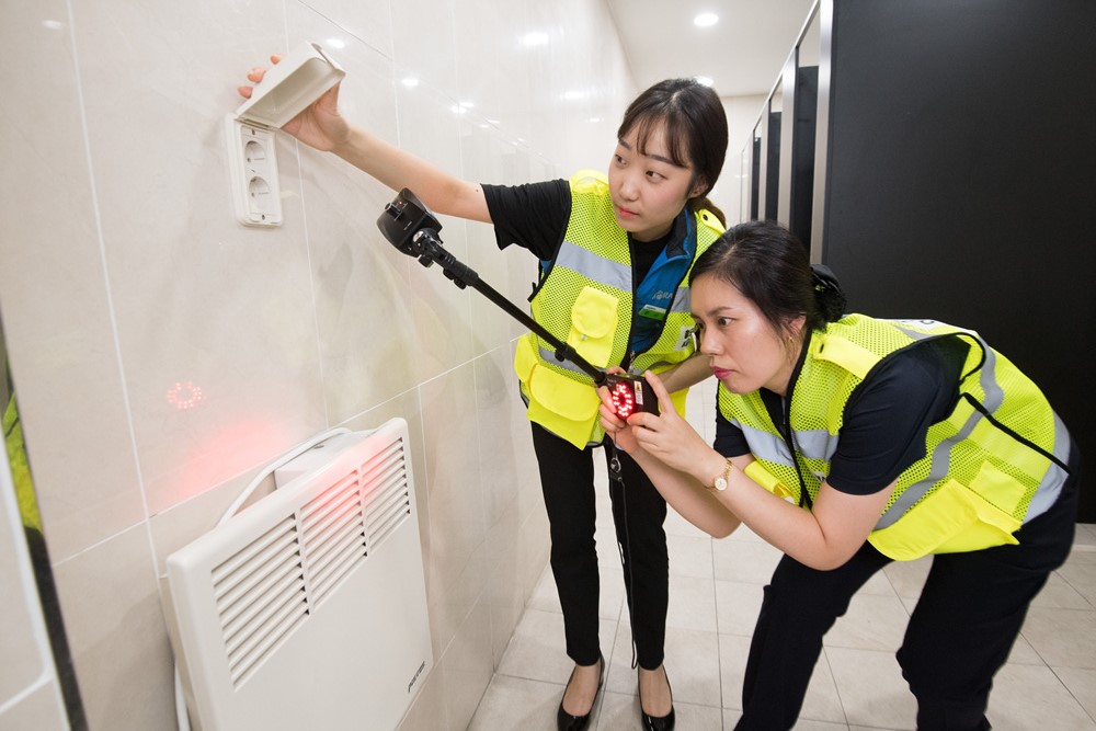 코레일 직원들이 불법 촬영 범죄를 사전 차단하기 위해 고성능 몰래카메라 탐지기로 역 화장실을 점검하고 있다. / 코레일 제공
