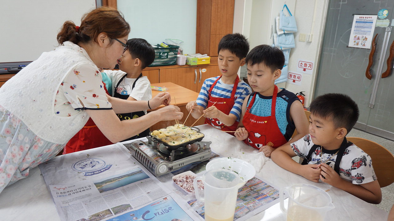 보은 산외초 학생들이 30일 여름방학중 진행된 요리교실 프로그램을 통해 행복한 시간을 가졌다. / 산외초 제공