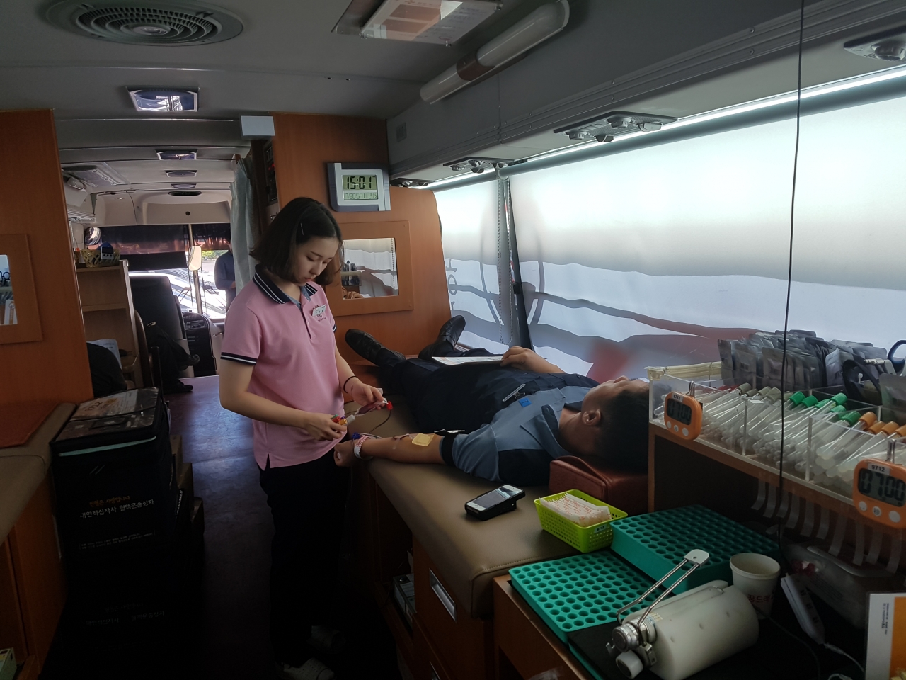 코레일 직원이  헌혈버스에서 헌혈을 하고 있다. / 코레일충북본부 제공