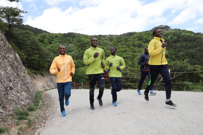 케냐 마라톤 선수단이 속리산 말티재 꼬부랑길에서 시범 러닝을 하고 있다. / 보은군 제공