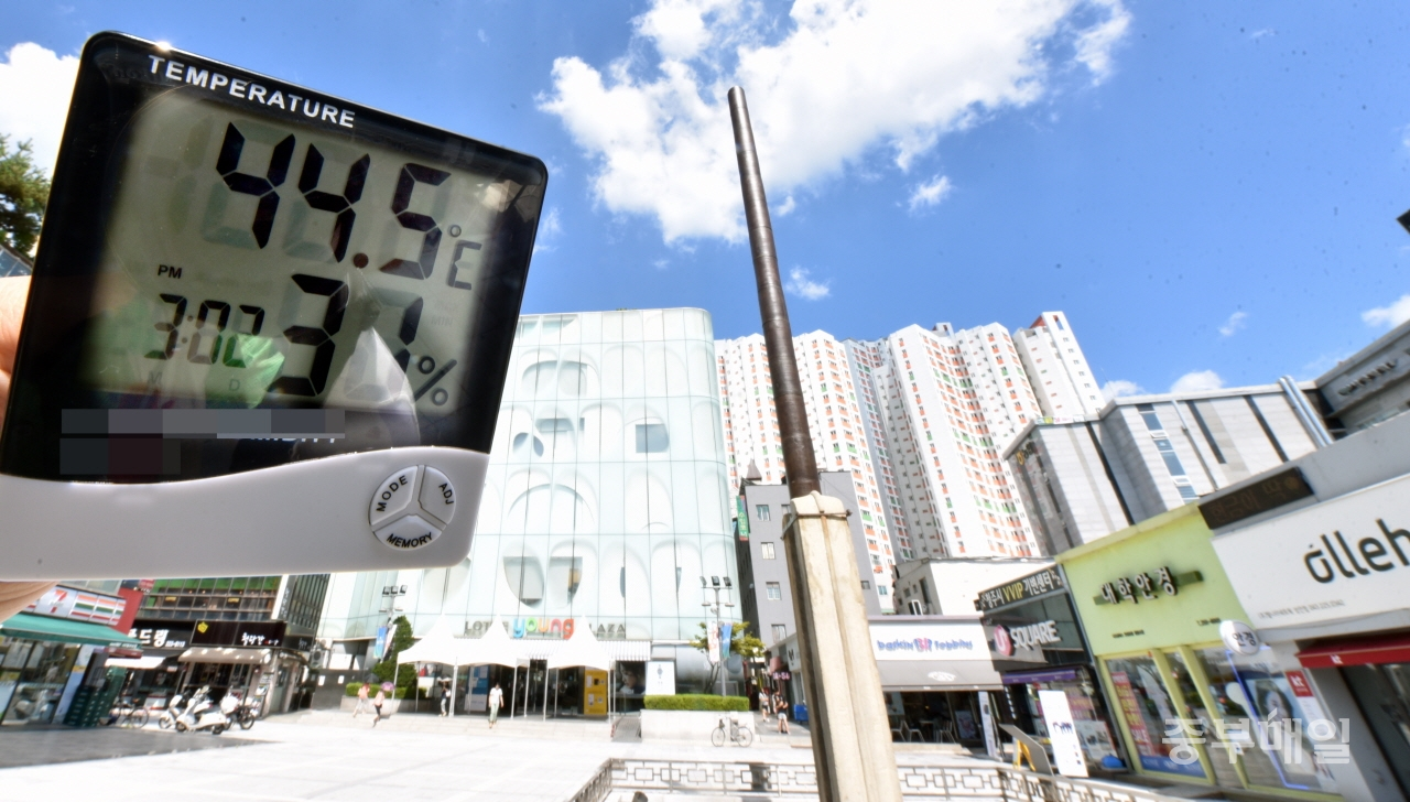 최악의 폭염으로 낮 최고기온의 기록을 연일 바꾸고 있는 가운데 8월의 첫날 오후3시께 청주 철당간 광장에서 시중에서 파는 디지털 온도계로 측정한 체감온도는 영상 44도를 훌쩍 넘어서고 있다. / 김용수