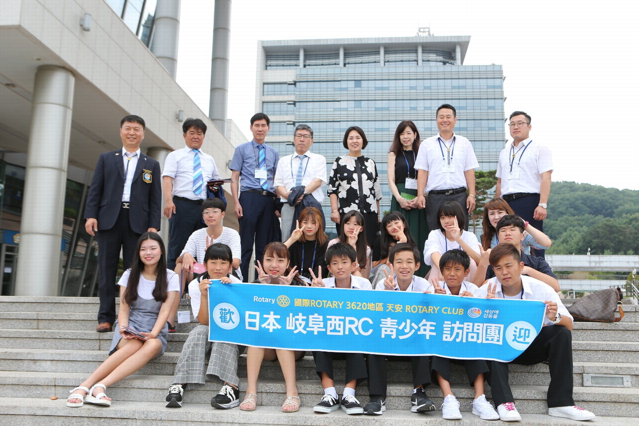 천안을 방문한 일본 청소년들이 천안시청에서 기념촬영하고 있다. /송문용