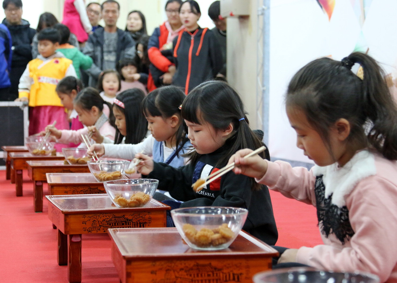 지난해 '젓가락 페스티벌'에서 아이들이 젓가락 경연대회에 참가해 음식을 나르며 경연을 펼치고 있다. / 중부매일 DB