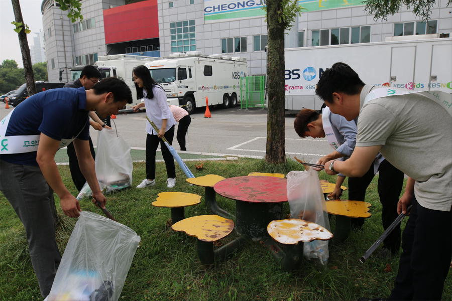 LX 충북지역본부 직원 20여명은 13일 청주야구장 일대에서 환경정화활동을 펼치고 있다. / LX 충북지역본부 제공