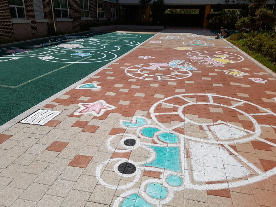 천안성성초등학교에 전래놀이 학부모 활동가들이 전래놀이길 그리기 행사를 실시했다./천안교육지원청