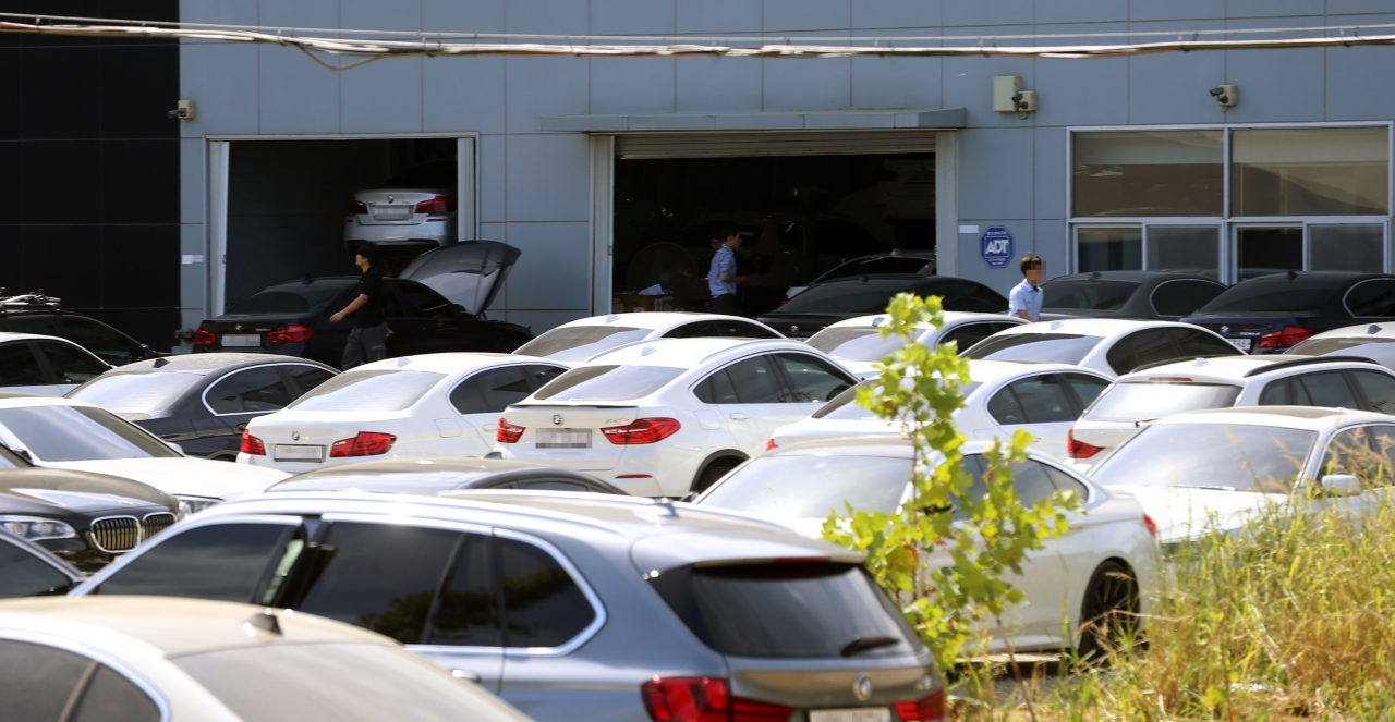 긴급 안전진단대상의 BMW 차량들이 지난 18일과 19일 청주 흥덕구 석소동의 BMW 서비스센터에 차량들이 몰리면서 분주한 모습을 보이고 있다. / 신동빈