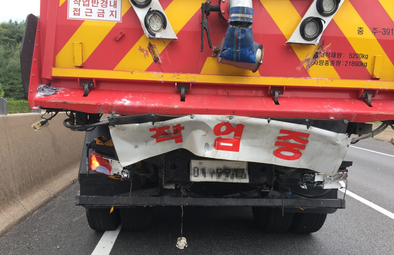 23일 오전 11시께 중부내륙고속도로 여주방면 괴산IC 인근에서 한국도로공사 청소 차량이 뒤따르던 1t 화물차와 부딪히는 사고가 발생했다. 사진은 청소차량 뒤를 들이받은 화물차 모습 / 충북경찰청