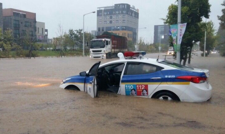 대전지역에 많은 비가 내리고 있는 28일 오전 대전 유성구 전민동 일대에 한 경찰차가 침수되어 있다. 2018.08.28. / 뉴시스