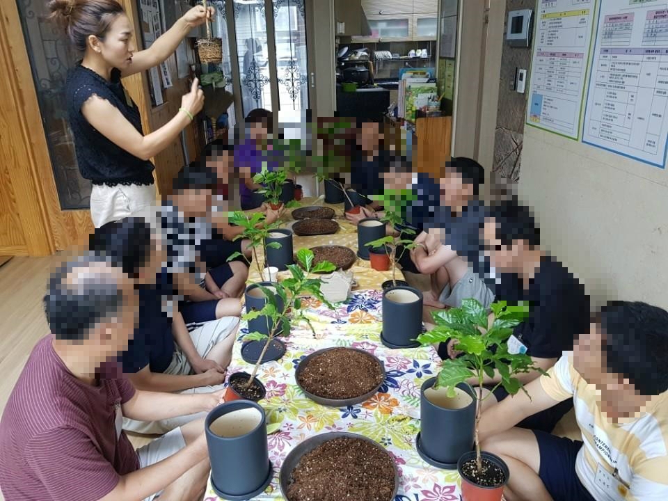 천안시 선재원 정신재활시설이 진행하는 원예치료 프로그램 모습. / 천안시
