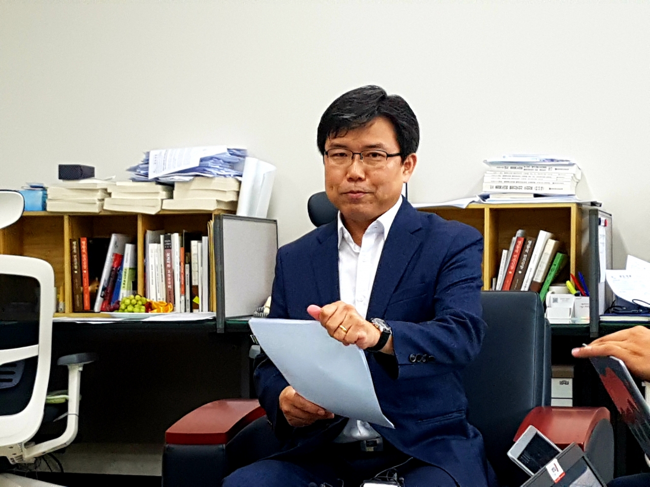 충북도의회 이상식 대변인이 4일 기자간담회를 갖고 의원 해외연수 개선방안을 설명하고 있다./ 충북도의회