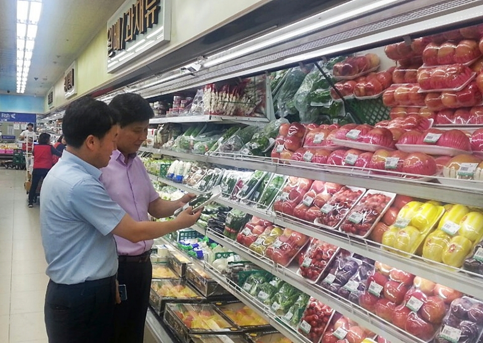충북농협이 10일 도내 농협판매사업장을 대상으로 식품안전 특별점검을 실시했다. /충북농협 제공