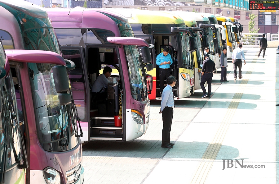 최대 10일의 최장기간 연휴 마지막 날인 9일 청주 시외버스터미널 승차장이 한산한 모습을 보이고 있다./신동빈
