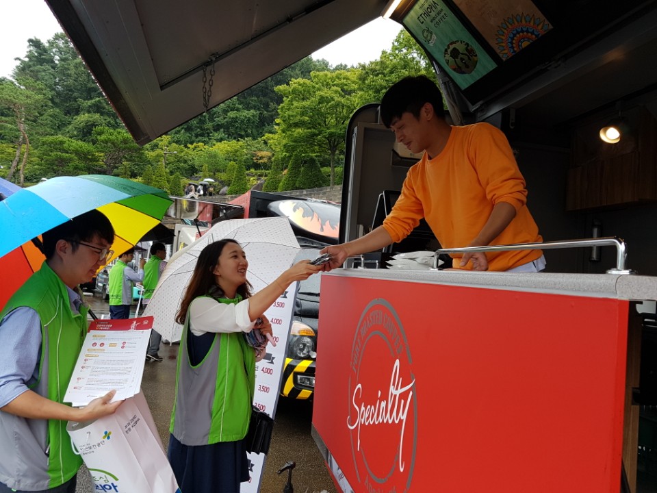 캠페인에 참여한 관계자들이 행사 참여자들에게 안전보건자료를 나눠주고 있다. / 안전보건공단 충북지사 제공