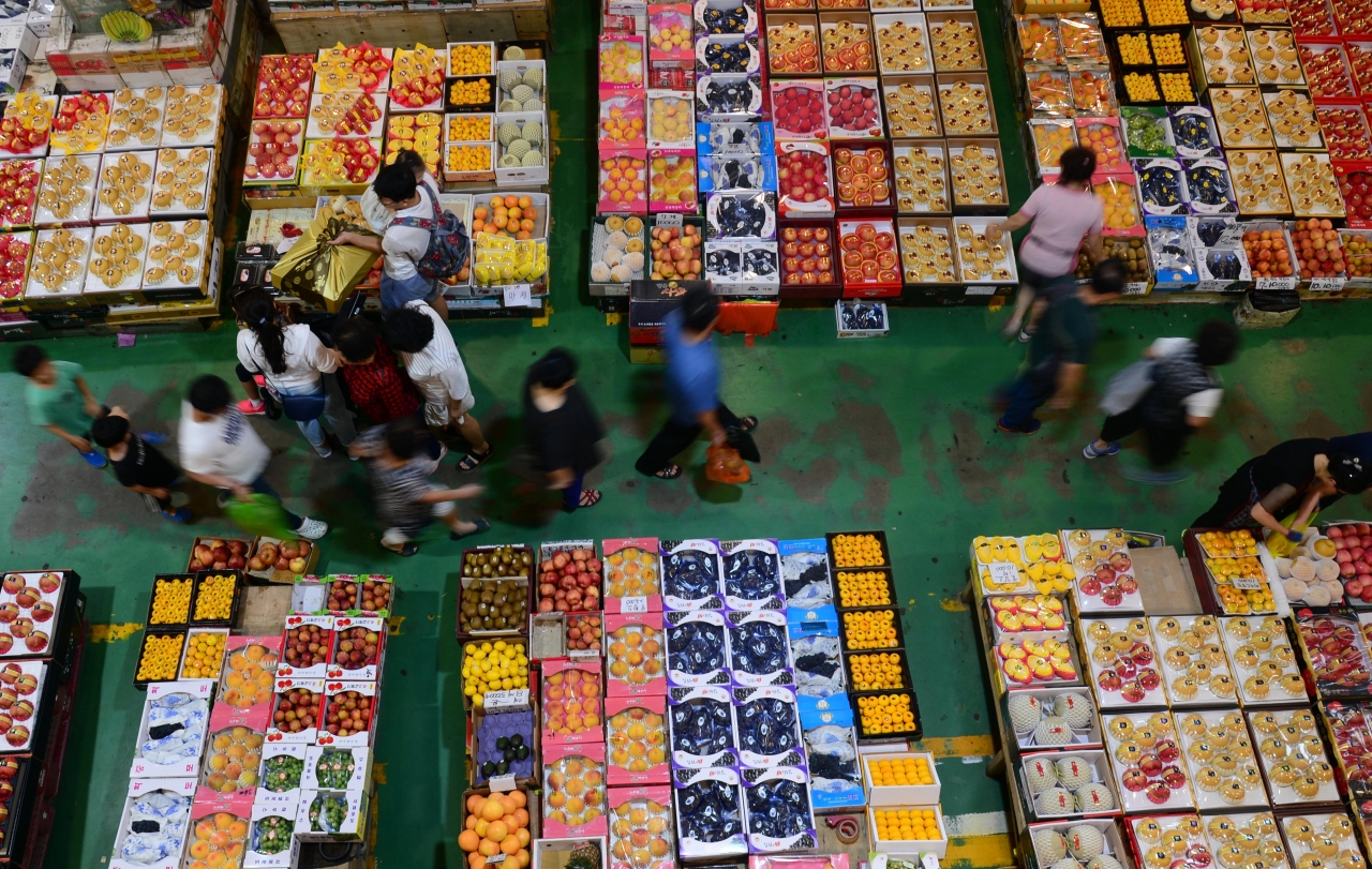 추석을 일주일 정도 앞둔 16일 부산 해운대구 반여농산물도매시장을 찾은 시민들이 선물용 또는 제수용 과일을 구입하고 있다. 2018.09.16.  / 뉴시스