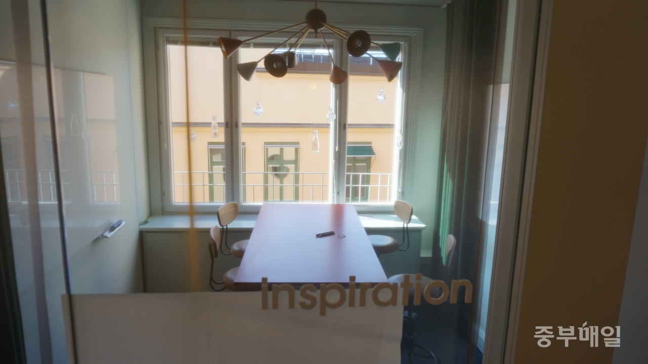 네트라이트 본사에는 20여개의 소규모 회의실이 있어 직원들이 편한 공간에서 회의도 있고 일도 할 수 있다. 한 회의실 이름이 창의적 아이디어를 가능하게 하는 'Inspiration(영감)'이다. / 김미정