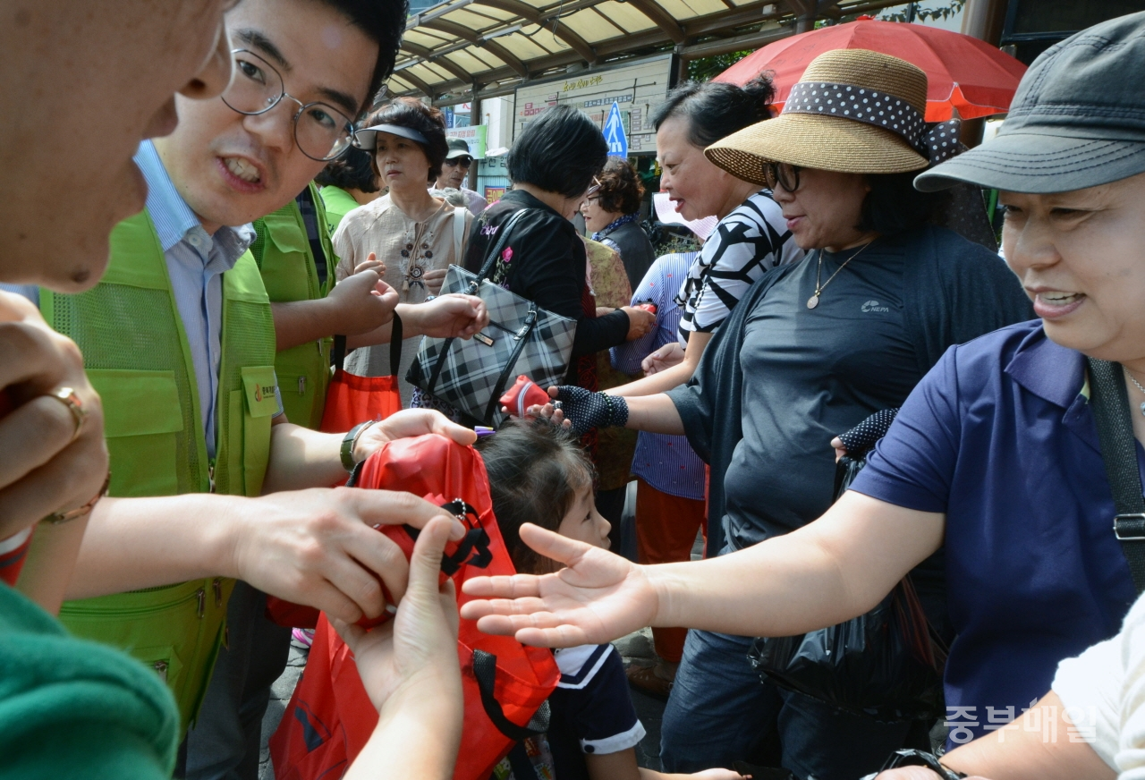 충북개발공사와 청주충북한경운동연합이 18일 청주 육거리시장 입구에서 시민들에게 장바구니를 나눠주며 ‘플라스틱 제로 캠페인’을 벌이고 있다. / 김용수