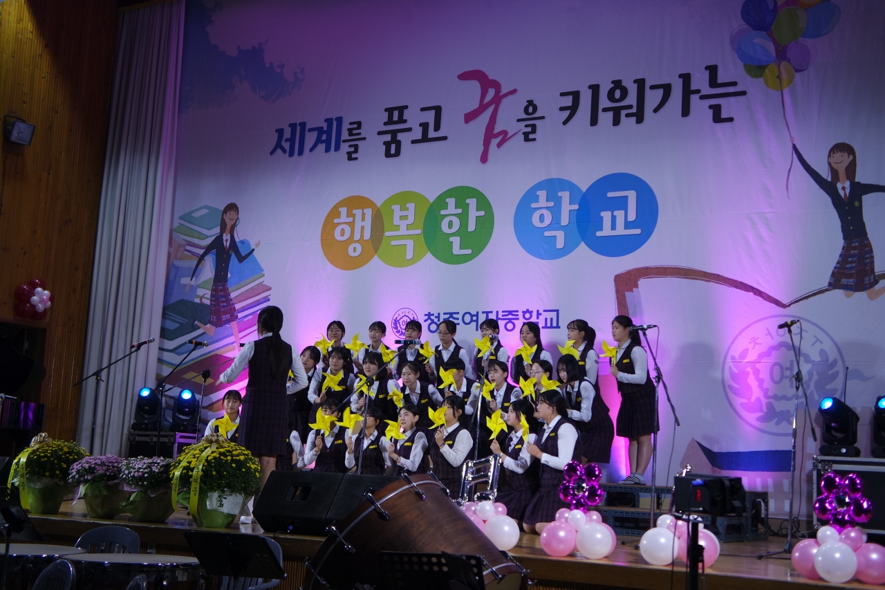 청주여중 학생들이 19일 열린 개교 80주년 무심제 합창대회에서 노래를 하고 있다. / 청주여자중학교 제공