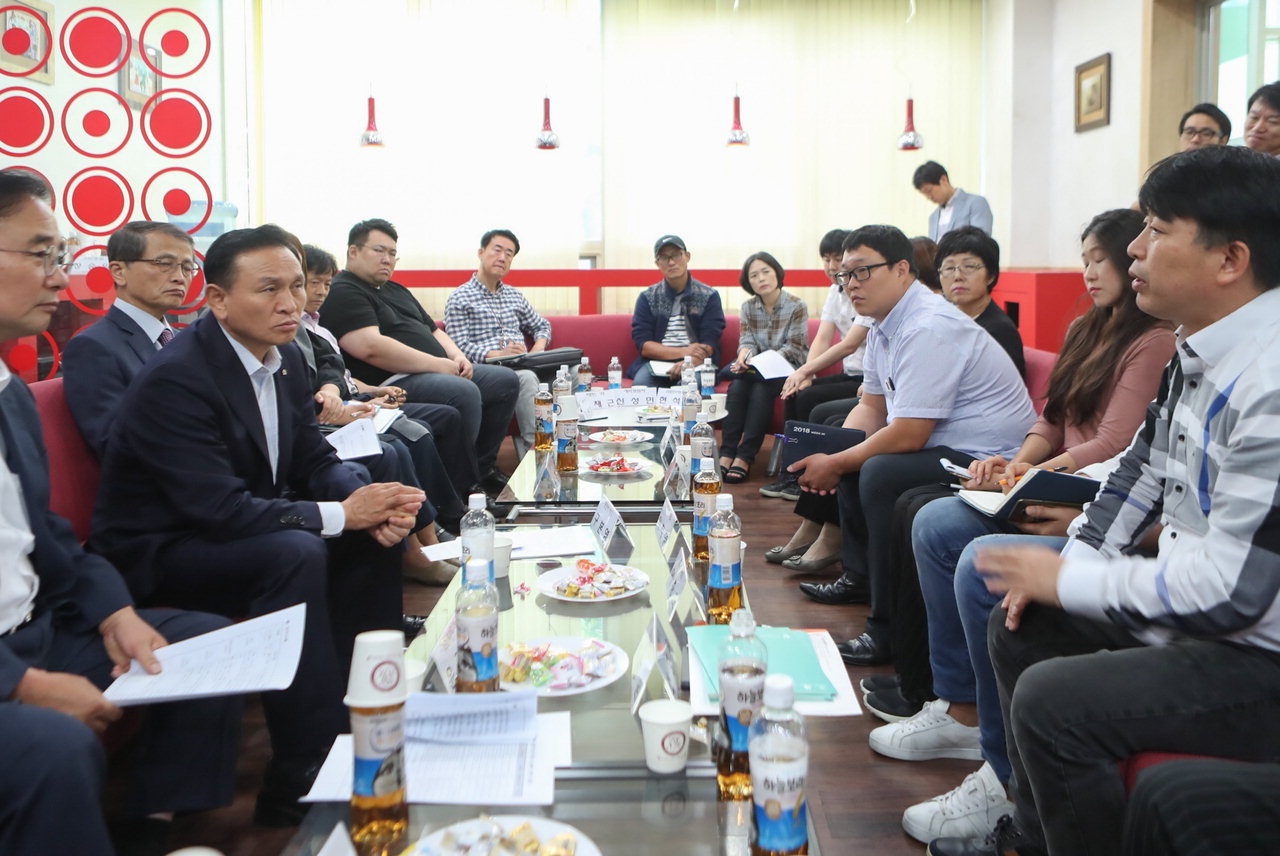 구본영 천안시장이 지난 19일 충남테크노파크 내 1인 창조기업 비즈니스센터에 방문해 기업인들의 애로사항을 청취하고 있다. /천안시 제공