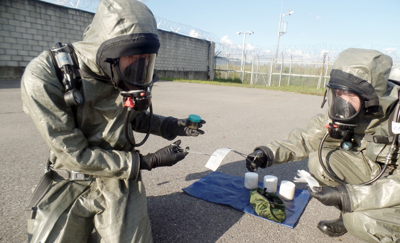 27일 청주공항에서 열린 '민간공항 화생방 테러 대응 훈련'에 참가한 공군 제17전투비행단 화생방지원대가 오염 의심물체를 확인하고 있다. /제17전투비행단 제공