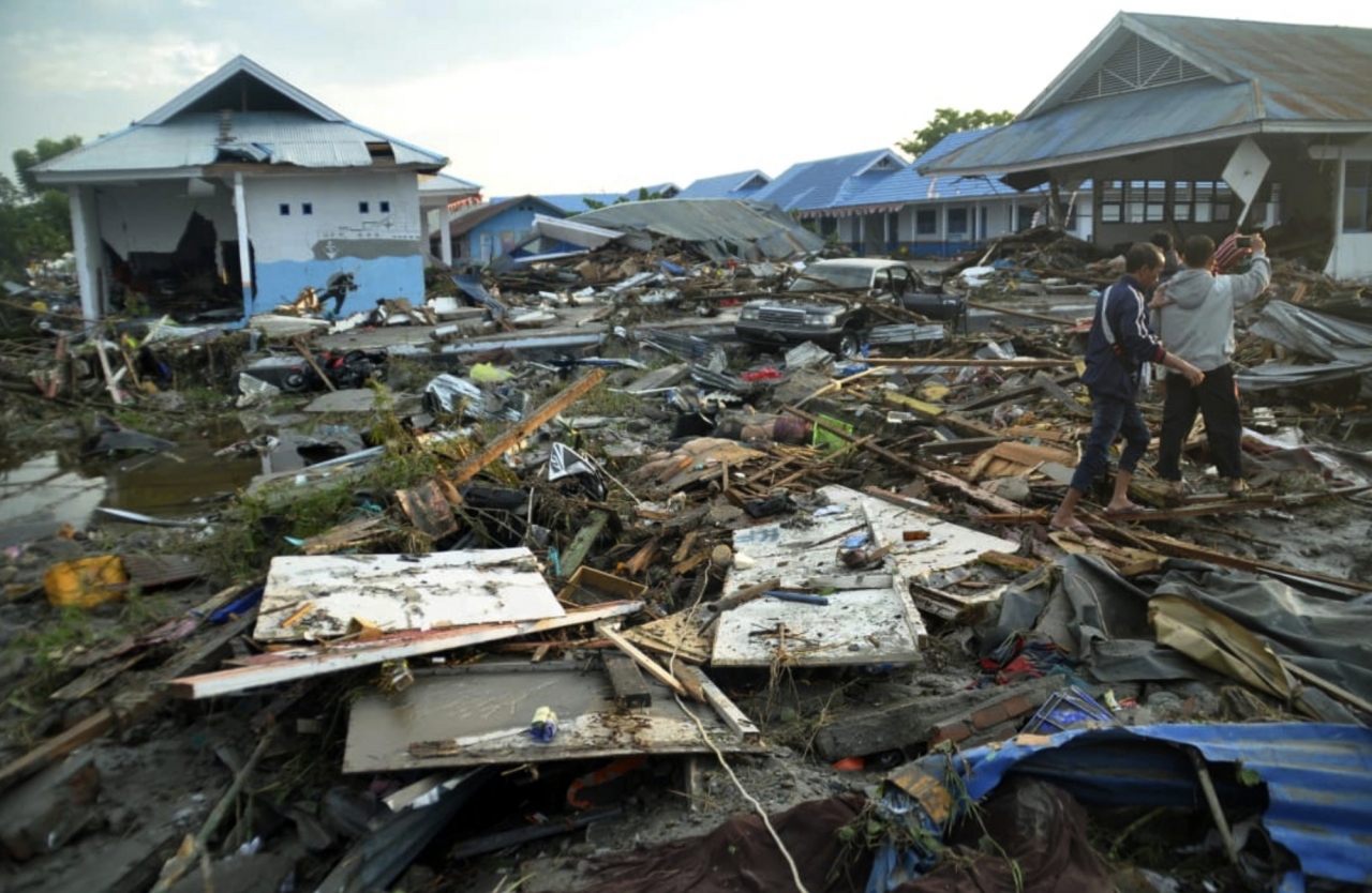 인도네시아 술라웨시 섬 팔루에서 29일 주민들이 강진과 쓰나미로 파괴된 곳을 살펴보고 있다. 2018.09.30 / 뉴시스