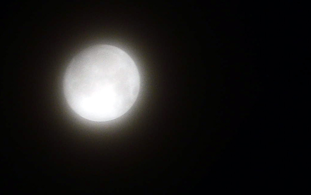 지난해 추석 9월 15일 오후 서울 은평구에서 바라본 밤하늘에 보름달이 희미하게 보이고 있다. 2016.09.15. / 뉴시스