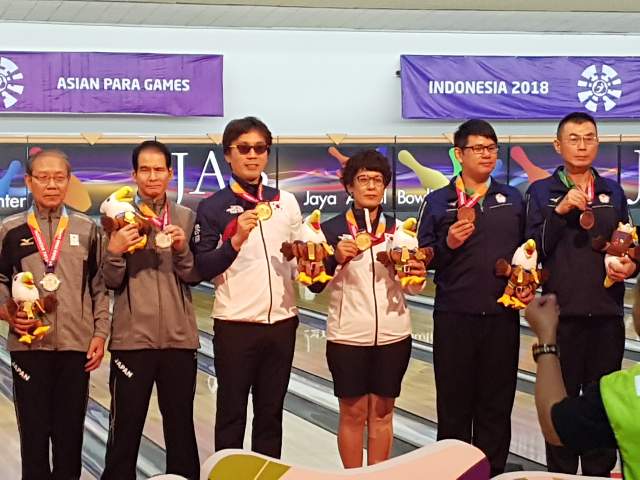 이근혜(가운데 오른쪽) 선수와 고영배 선수가 지난 9일 인도네시아 자카르타 자야앙콜 볼링센터에서 열린 시각볼링 혼성 2인조에서 금메달을 차지한 뒤 우승 세레머니를 하고 있다. /충북장애인체육회 제공
