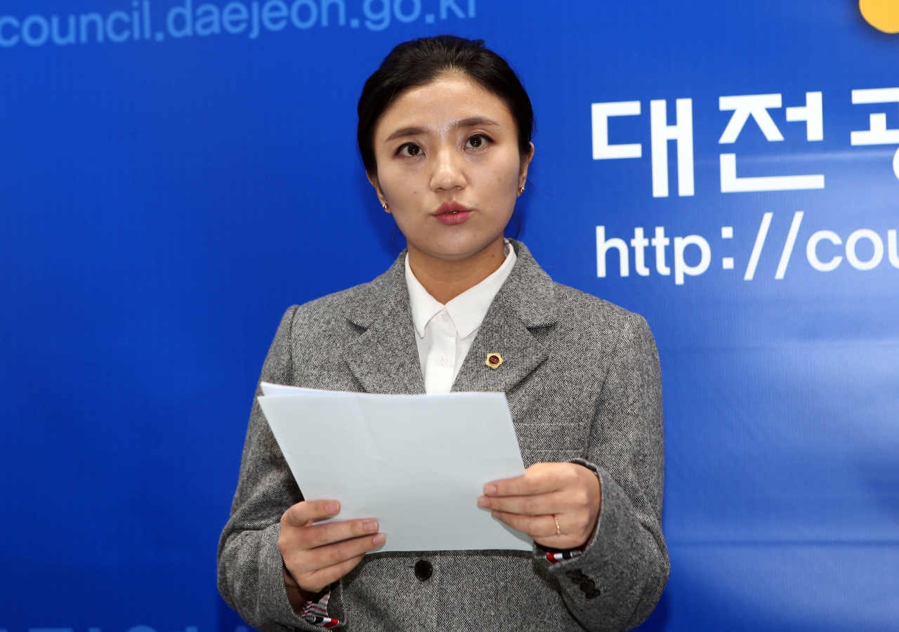 김소연 대전시의원이 10일 오전 시의회 기자실에서 불법 선거비용 요구 폭로 사건에 대한 자신의 입장을 밝히고 있다. / 연합뉴스