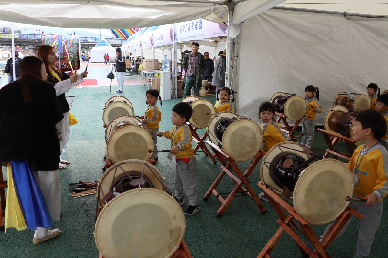 어린이들이 난계국악축제장에서 국악기 연주 체험을 하고 있다. / 영동군