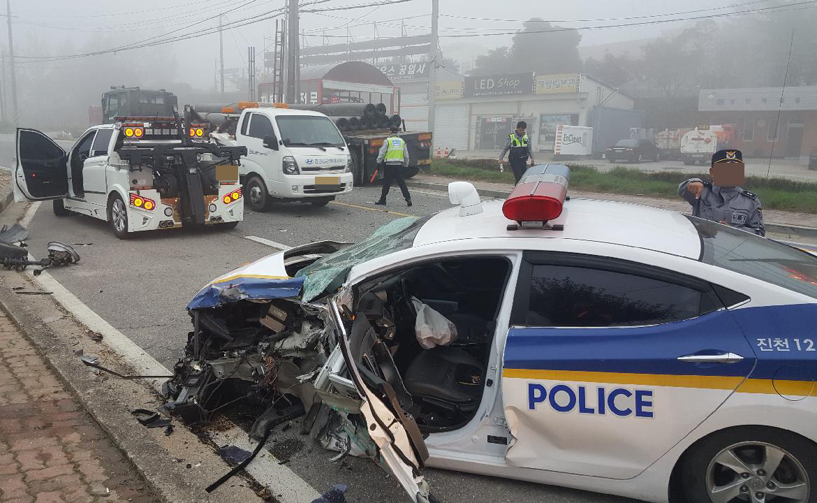 16일 오전 7시 6분께 진천군 진천읍 교성리의 한 도로에서 경찰 순찰차와 트레일러가 정면충돌하는 사고가 발생했다. /진천소방서 제공