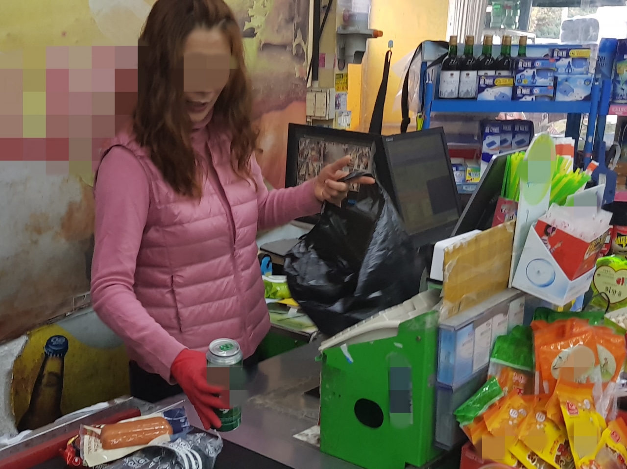 청주시 청원구의 한 동네 슈퍼마켓 관계자가 손님이 구매한 물건을 비닐봉투에 담고 있다. / 안성수