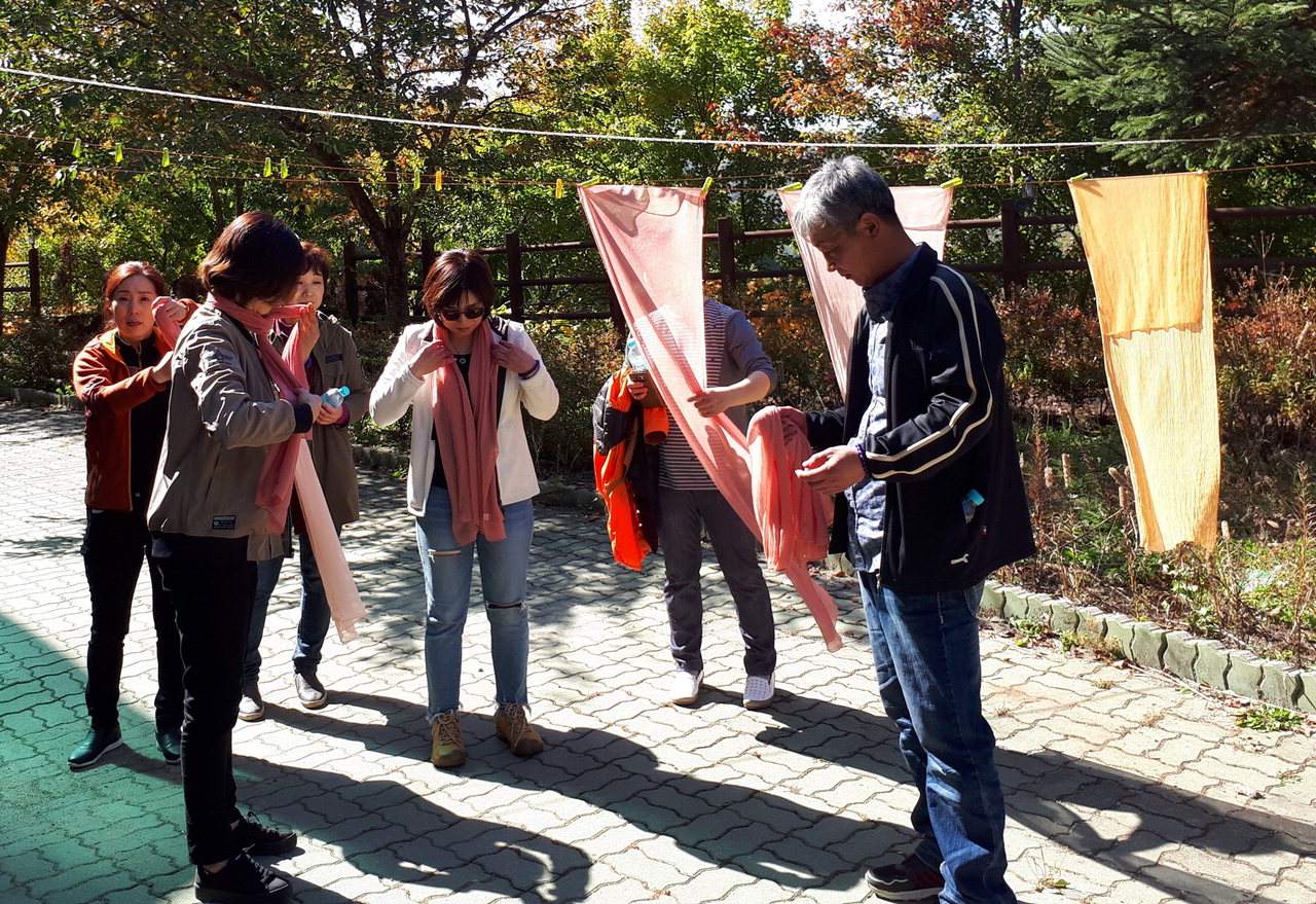 참가자들이 용화면 민주지산에 위치한 치유의 숲에서 천연염색 체험을 하고 있다. / 영동군 제공
