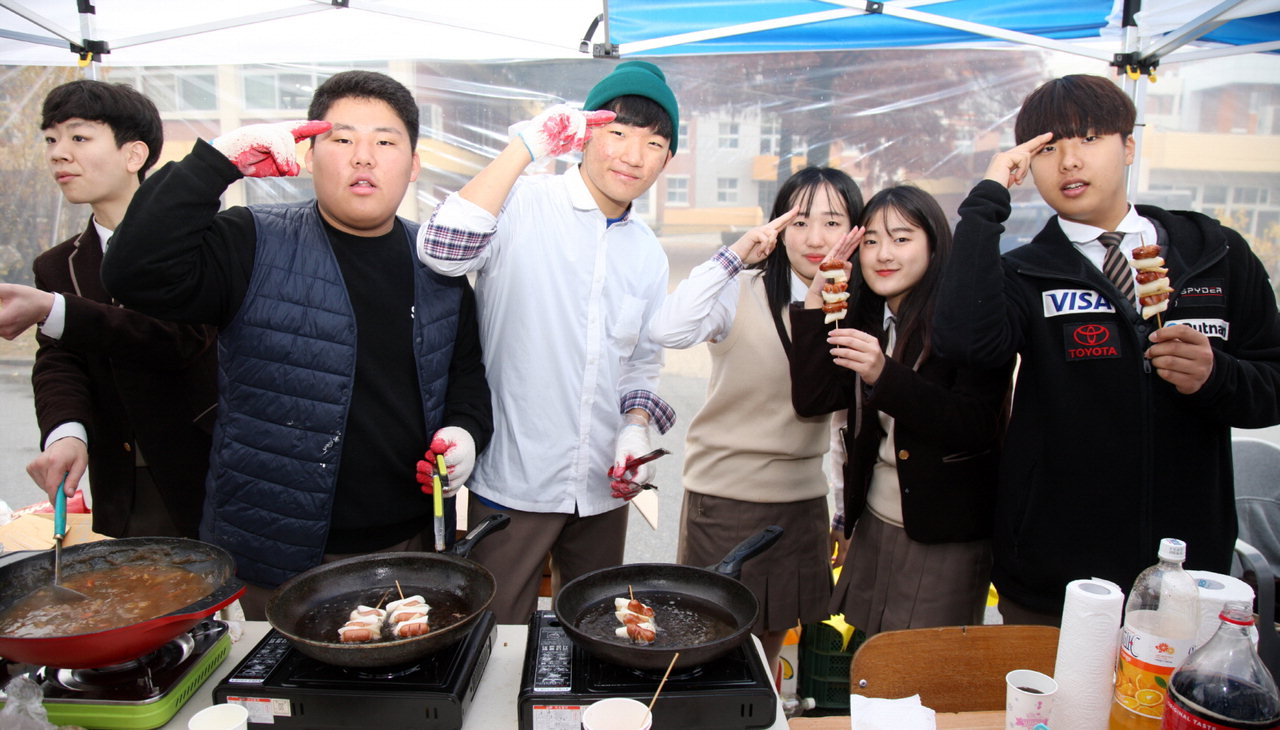 충북생명산업고등학교가 8일 교내에서 지역주민과 함께하는 '마을을 품은 축제'를 개최했다. 사진은 학생들의 먹거리 모습. / 충북도육청