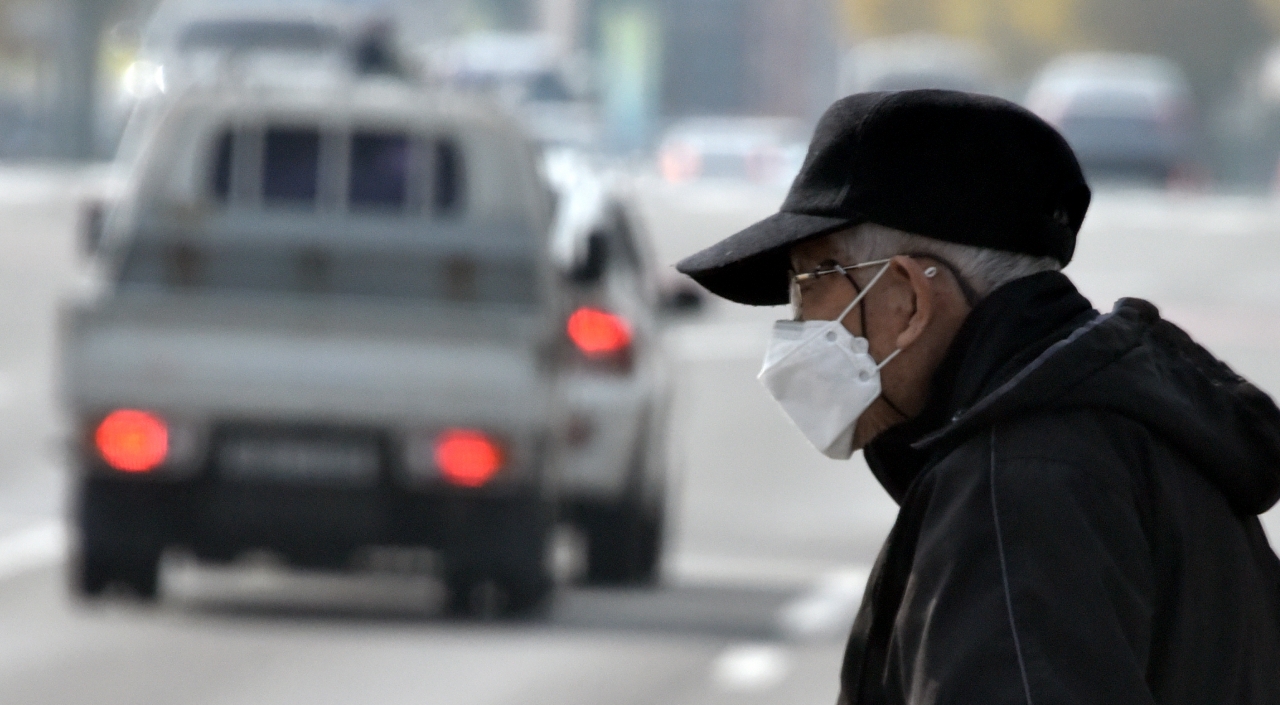 비교적 포근한 날씨를 보인 5일 청주일원에 미세먼지가 기승을 부린 가운데 한 시민이 마스크를 쓰고 있다. 기상청에 따르면 6일도 먼지 안개가 끼면서 공기가 탁할 것으로 예보하고 있다. / 김용수