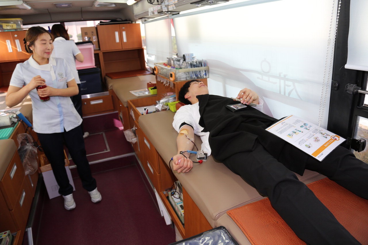 12일 충북도립대학 학생이 소아암환자를 돕기 위해 헌혈을 하고 있다. / 충북도립대