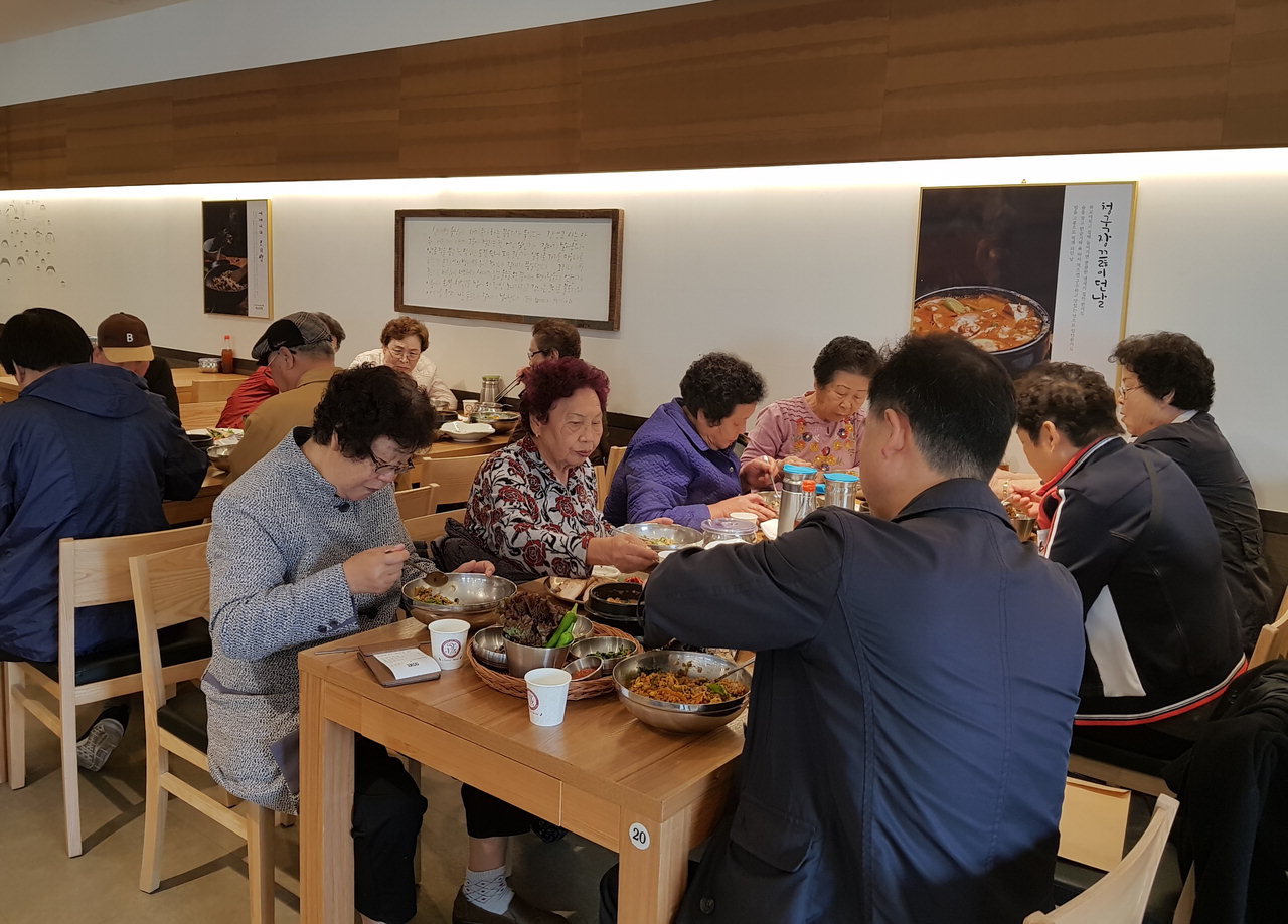 청주시 흥덕구 '대산보리밥'(사장 이문규)은 13일 식사 해결에 어려움이 있는 봉명1동 지역의 독거어르신 20여 명에게 정성스럽게 준비한 보리밥정식을 제공했다.