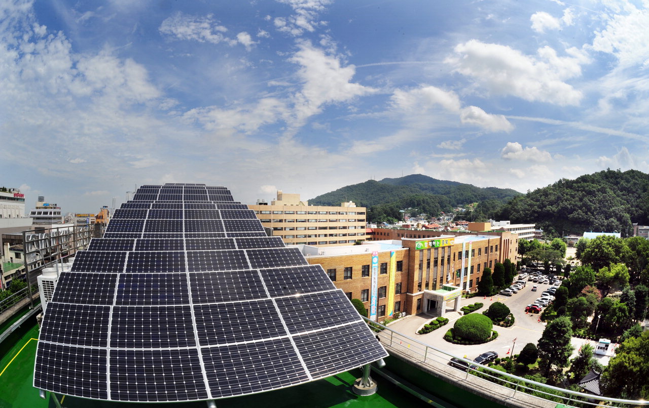 태양광발전시설 준공충북도청 서관 옥상에 자리한 태양광발전시설. 이 태양광발전시설은 일일발전량 128kWh로 연간 4만6천720kWh를 발전해 자체 활용하게 된다. / 김용수