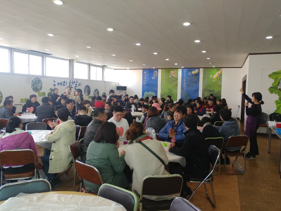 충북사회적기업협의회는 15일 청주 한국잠사박물관에서 '충북사회적기업 베풂의 날' 행사를 실시했다. / 충북사회적기업협의회 제공