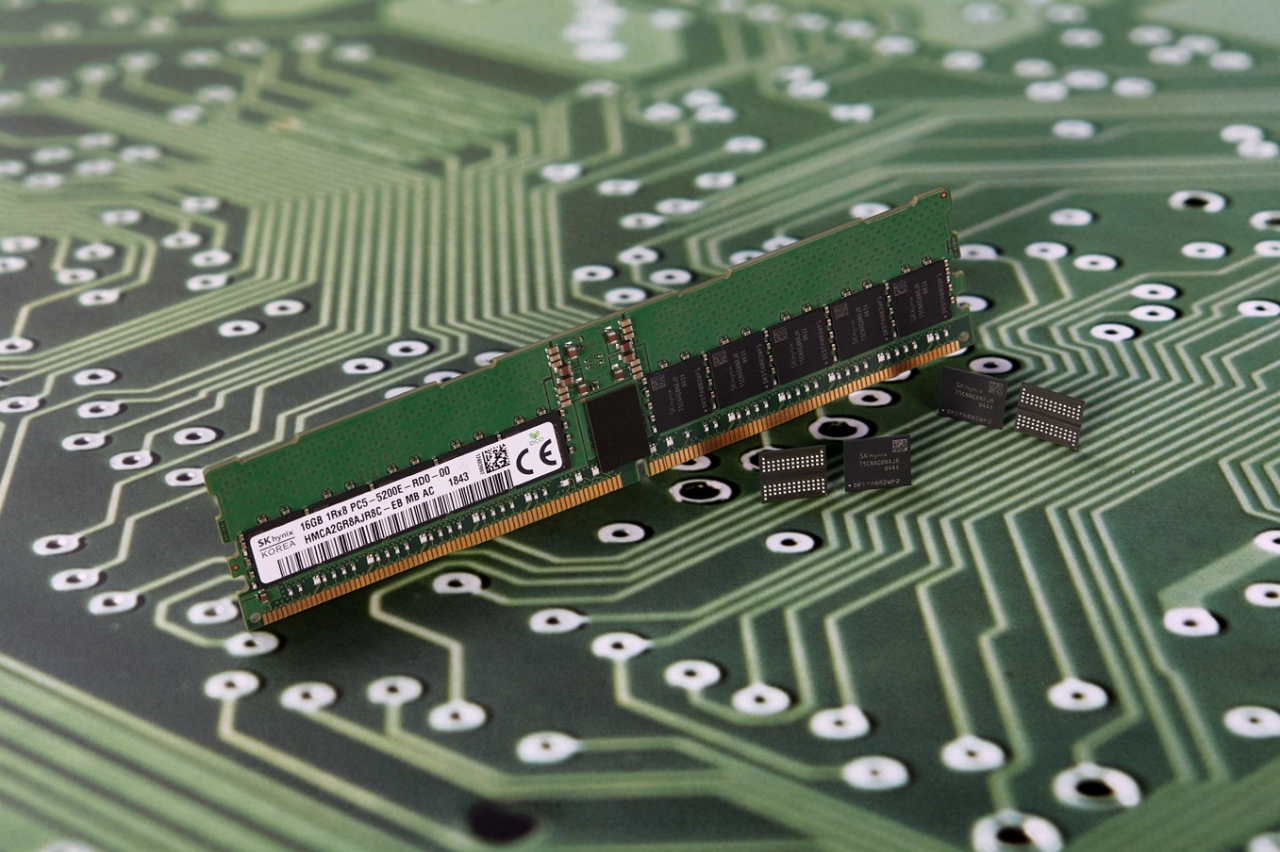 SK하이닉스가 개발한 2세대 10나노급(1y) 16Gbit DDR5 D램. / SK하이닉스 제공