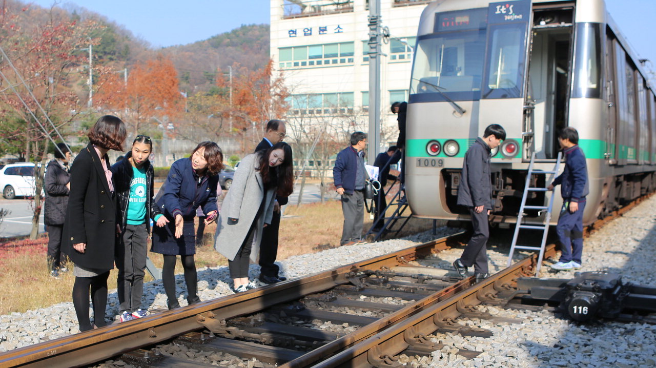 대전도시철도공사는 19일 대전맹학교 시각장애 학생과 인솔교사를 초청, 판암차량기지에서 전동차 안전체험 행사를 가졌다. / 대전도시철도공사