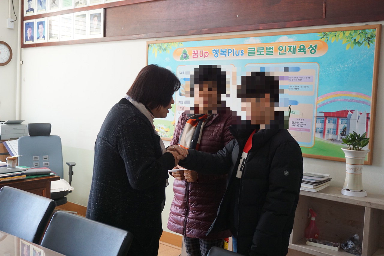 진천 상산초등학교는 20일 투병 학생 부모에게 교직원이 모은 성금을 전달했다. / 상산초