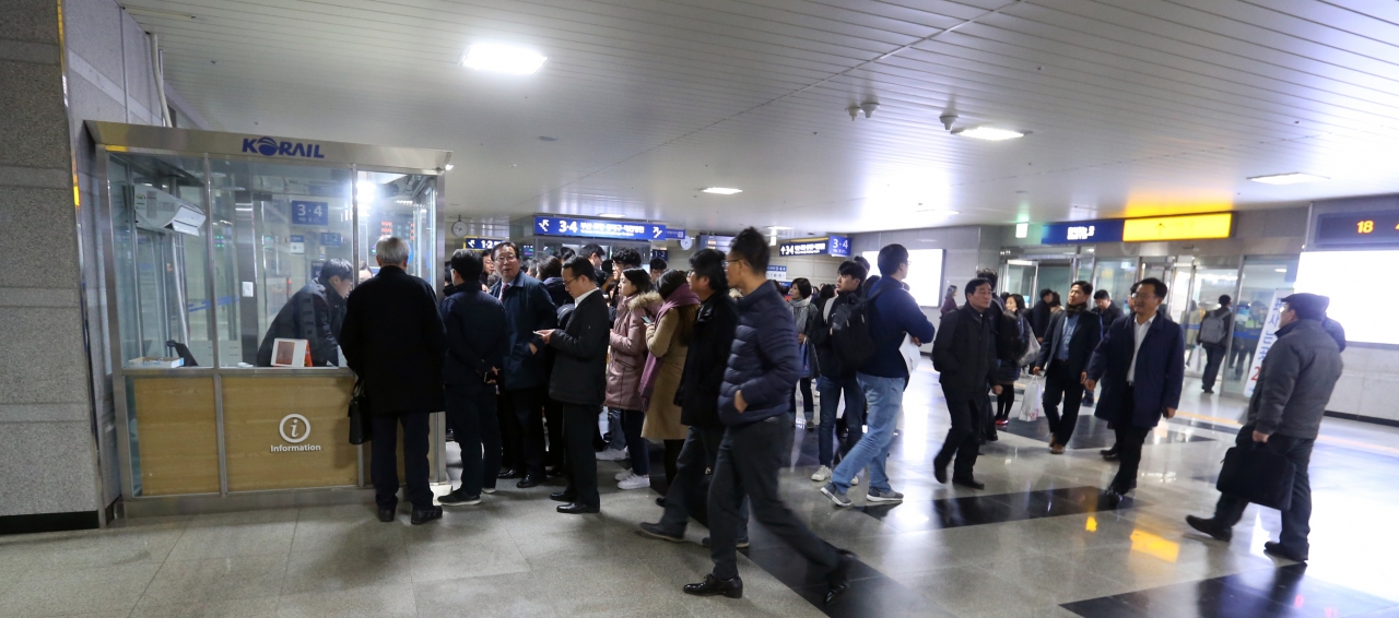 20일 오후 5시 10분께 진주에서 서울로 가던 KTX 열차가 단전사고로 KTX 오송역에서 멈췄다. 이 사고로 서울행 상행선 운행이 중단되면서 승객들이 환불을 요구하는 등 혼란을 빚었다. / 신동빈