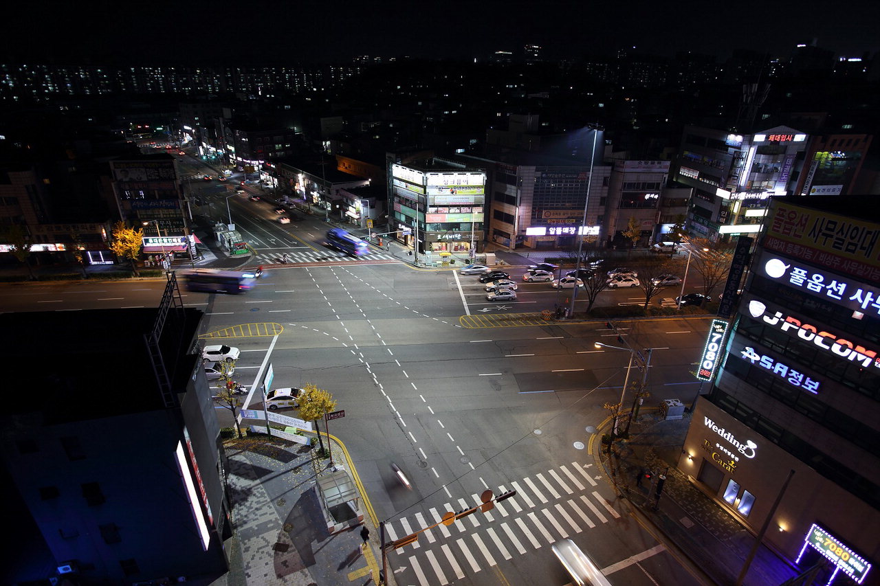 대전시는 야간 교통사고를 줄이기 위해 도심 주요 교차로 5곳에 조명타워를 설치했다. / 대전시
