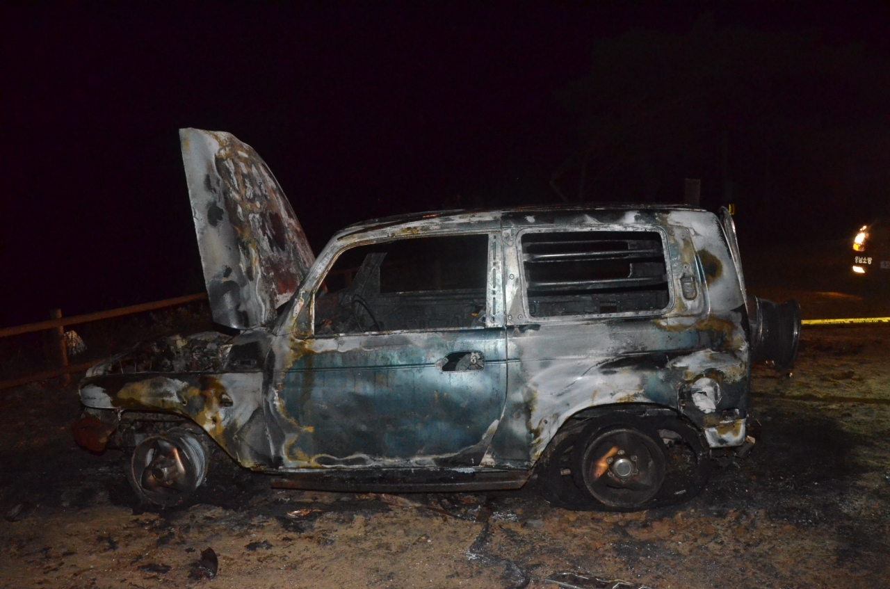 태안군 두여해수욕장 공터에서 불에 탄채 발견된 SUV 차량. / 태안소방서 제공