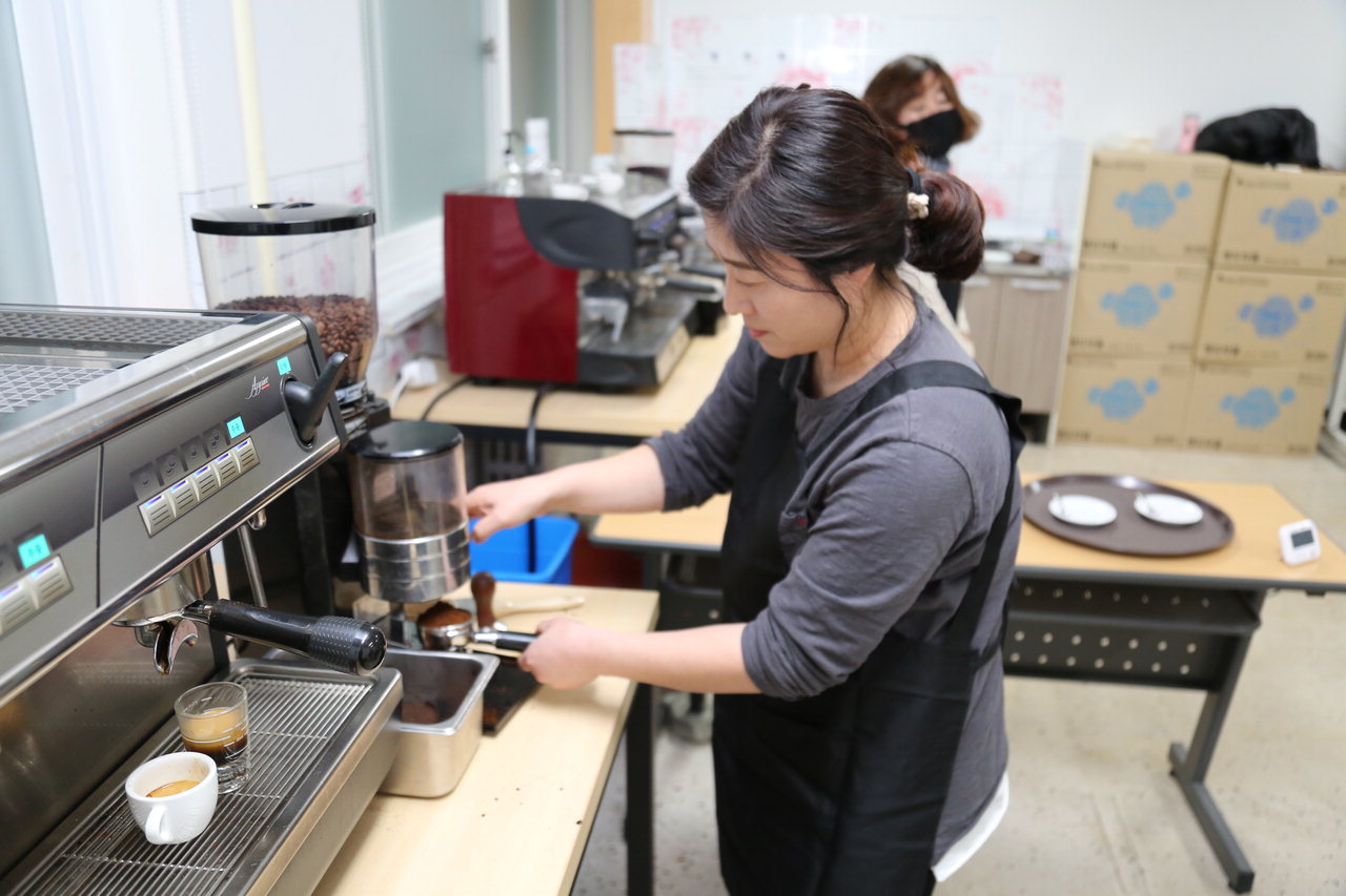 바리스타 2급 자격증 과정에 참여한 수강생들이 직접 커피 추출 실습을 하고 있다. / 충북도립대 제공