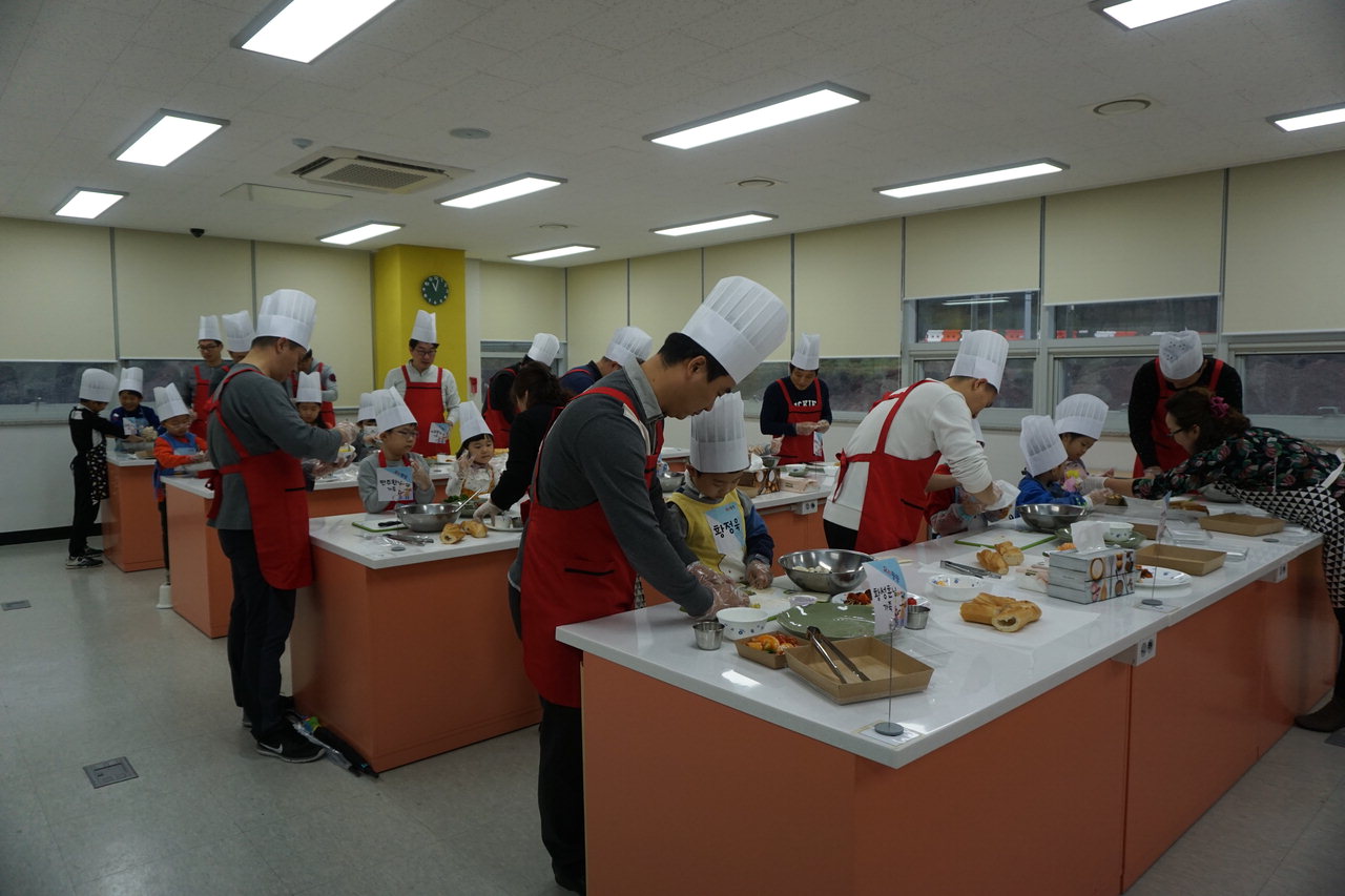 충북여성재단이 마련한 '아빠와 함께하는 요리팡팡' 프로그램에 참여한 아빠들이 요리를 만들고 있다./ 충북여성재단