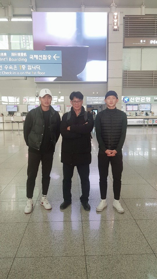 왼쪽부터 송민혁 선수, 에이젠트 GEHEN KOMMEN(게헨 콤멘) 남평우 대표, 정규현선수/예산군 제공