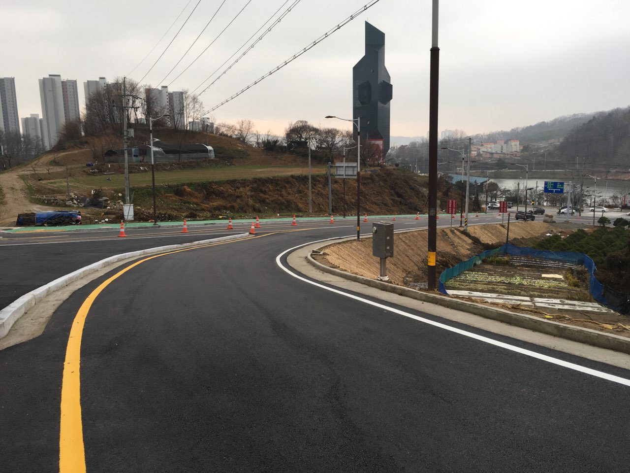 청주시는 산성도로 교통개선을 위해 지난 2017년 3월 실시설계를 완료하고, 보상협의 거쳐 2017년 12월 공사 착공해 2018년 12월 21일까지 공사를 완료할 계획이다. / 청주시