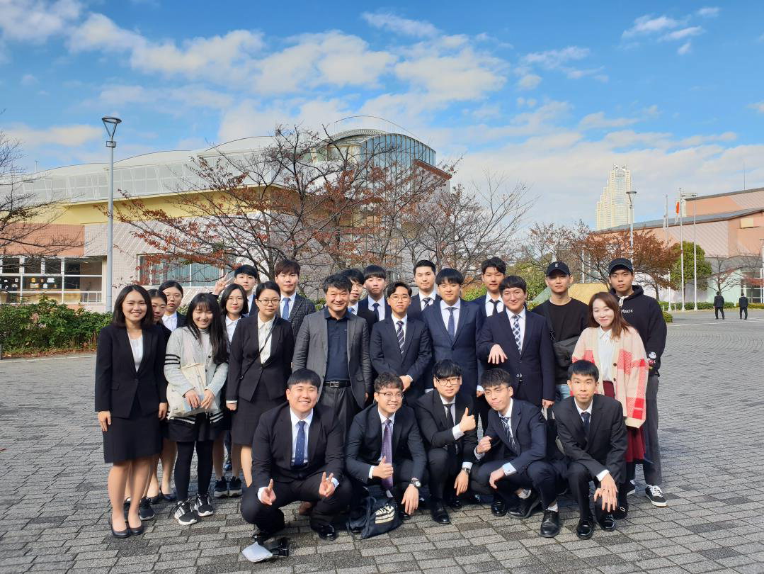 글로벌 모바일 전문가 과정에 참여한 선문대 학생들이 일본 연수에서 기념촬영을 하고 있다. / 선문대