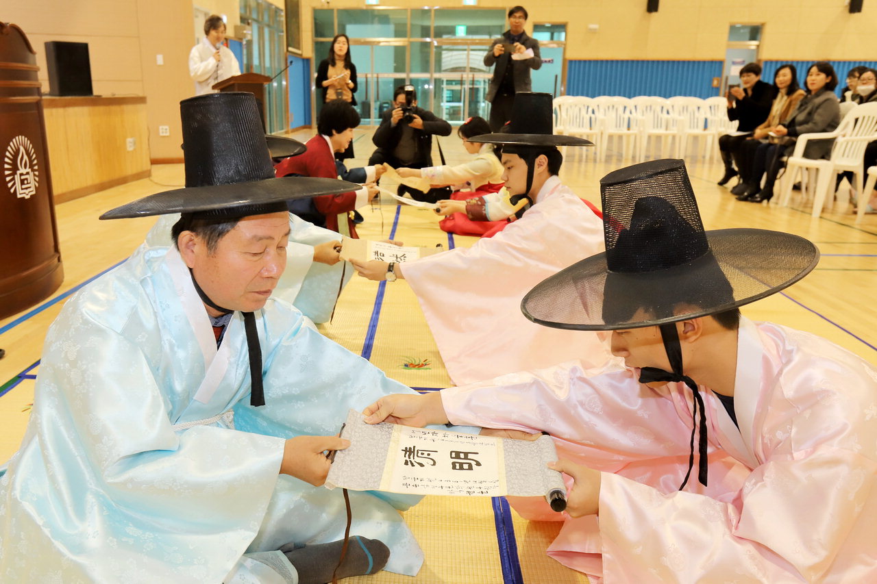 청주문화원은 6일 한국교원대 부설고 체육관에서 고3 학생들을 대상으로 성년례를 개최했다. / 청주문화원 제공